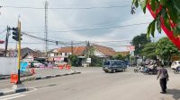 Jalur Mengkreng Padat Didominasi Roda Empat, Satlantas Polres Kediri Lakukan Ini Jalur Mengkreng Padat Didominasi Roda Empat, Satlantas Polres Kediri Lakukan Ini