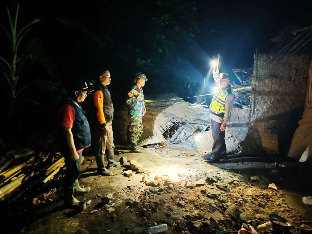 Rumah Warga Desa Kedoyo Kecamatan Sendang Roboh Diterjang Longsor, BPBD Tulungagung Masih Lakukan Asesmen
