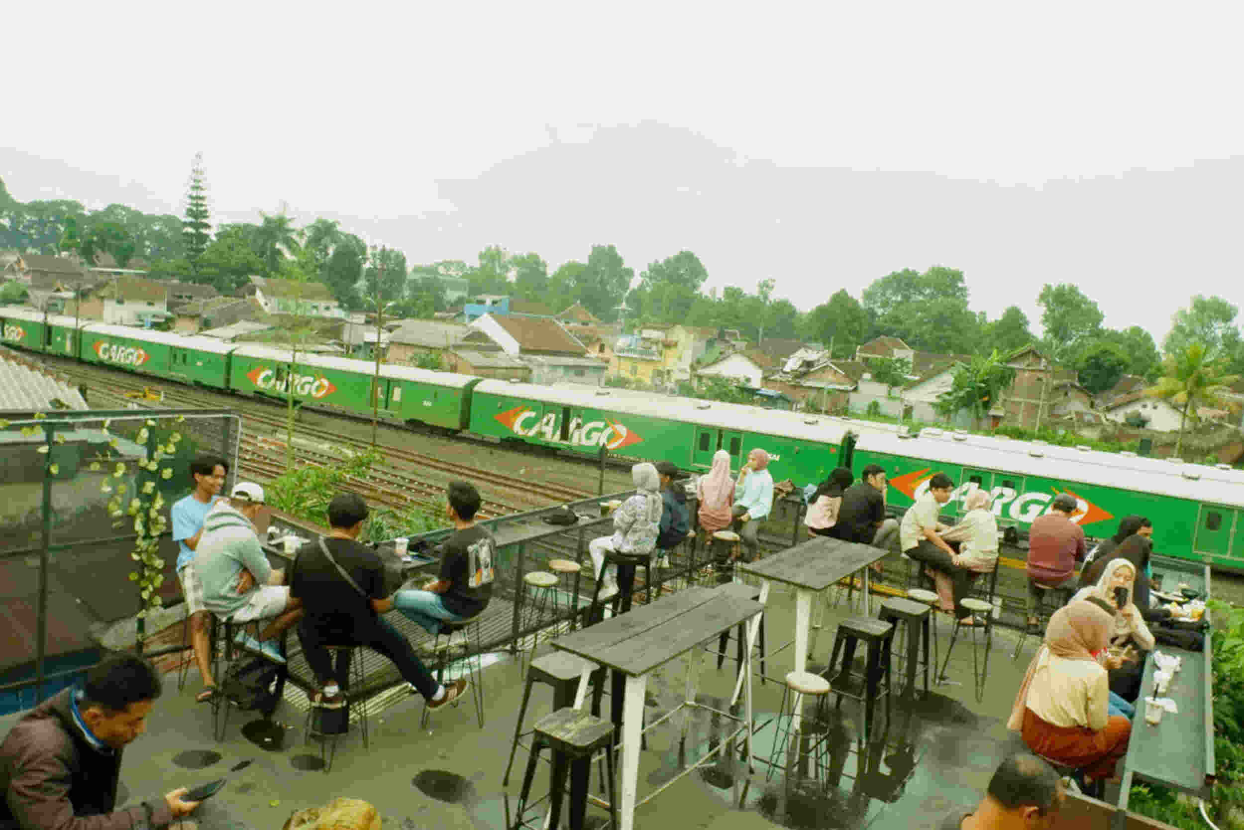 Kafe Dekat Stasiun, Cocok Buat Nongkrong Sambil Menikmati Indahnya Senja di Kota Malang