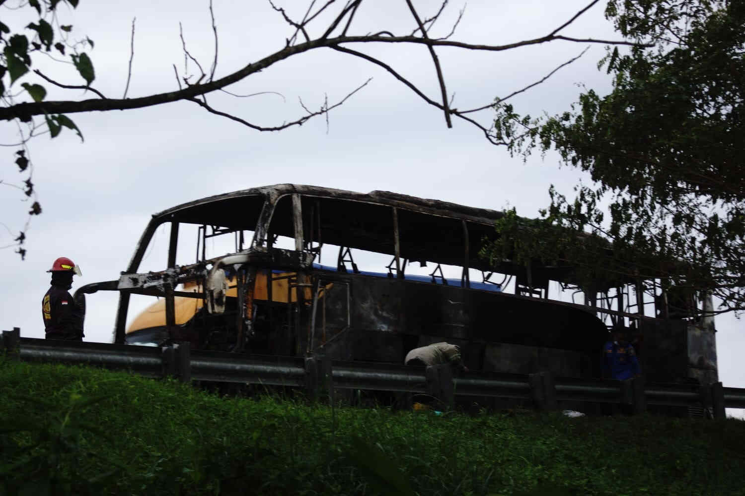 Pecah Ban, Bus di Tol Jomo Jombang Terbakar, Sebanyak 34 Penumpang Selamat
