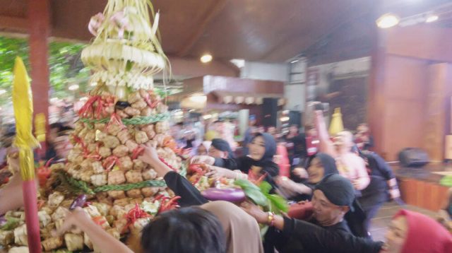 Ngalap Berkah, Dua Ribu Ketupat Ludes Disantap Wisatawan di Kampung Coklat Blitar
