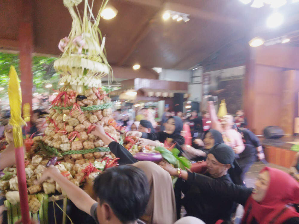 Ngalap Berkah, Dua Ribu Ketupat Ludes Disantap Wisatawan di Kampung Coklat Blitar
