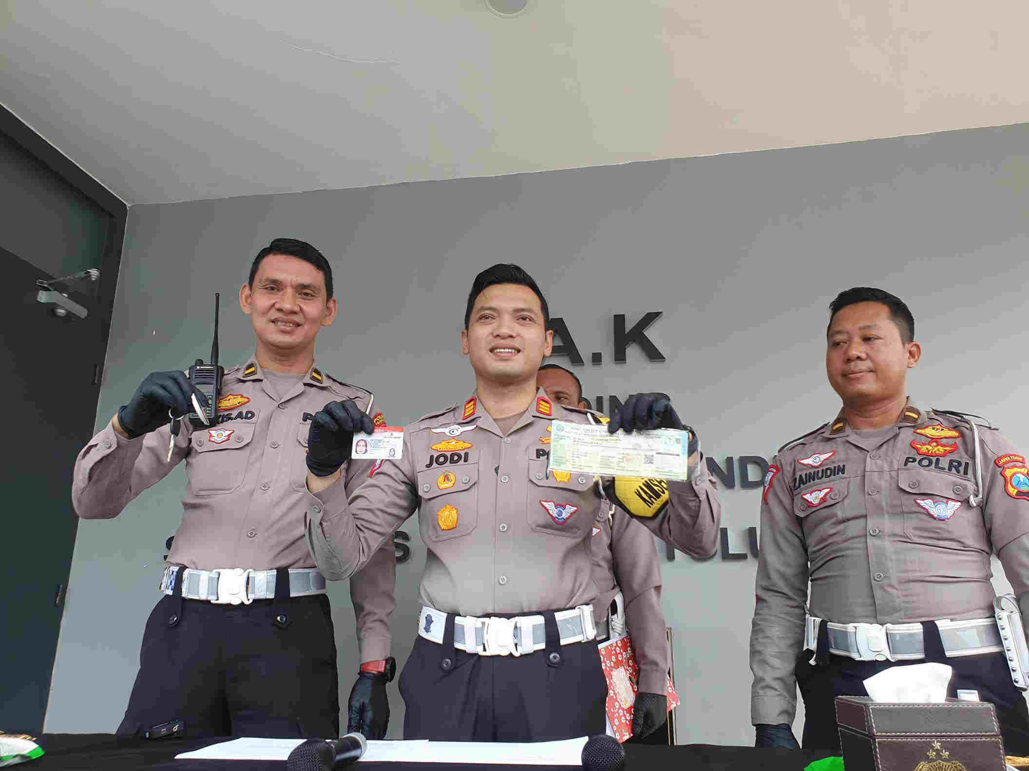 Ambulans Dinkes Tulungagung Terguling Mengenai Pesepeda
