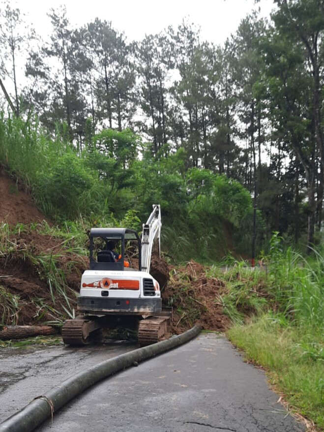 Terdampak Banjir dan Longsor, Petugas Gabungan Bersihkan Material