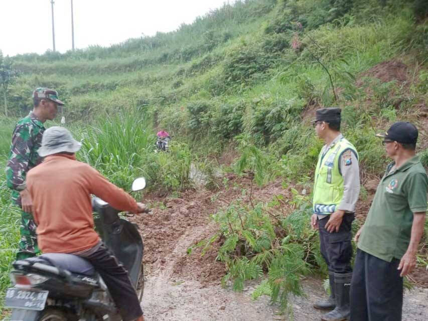 Jalan Penghubung Dua Dusun di Tulungagung Tertimpa Longsor