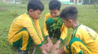 Semarakkan Hari Bumi, Pelajar SDN Kepuhrejo 1 Kudu Jombang Tanam Pohon