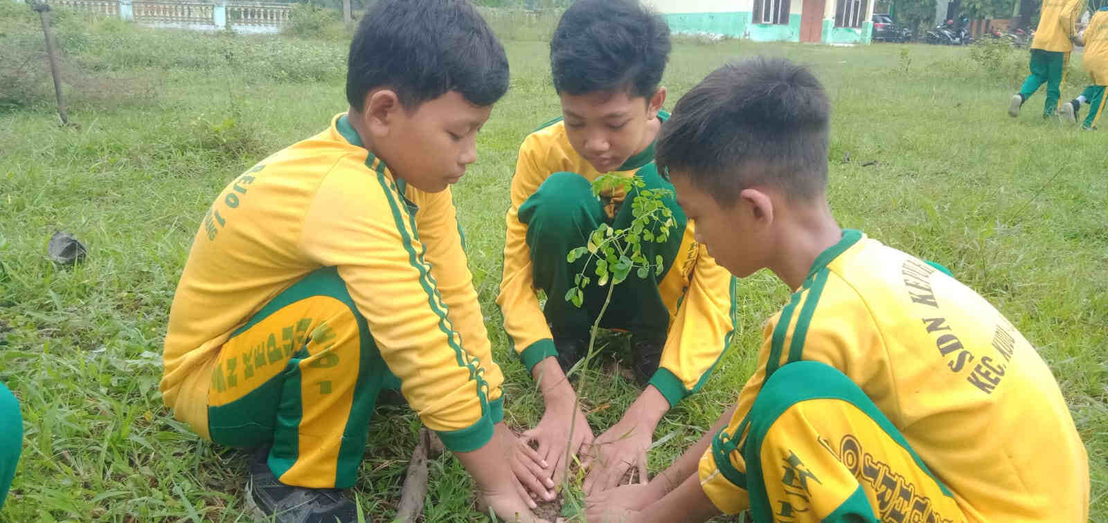 Semarakkan Hari Bumi, Pelajar SDN Kepuhrejo 1 Kudu Jombang Tanam Pohon