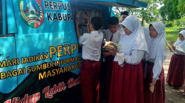 Semarakkan Hari Buku Sedunia, Dinas Perpustakaan dan Kearsipan Jombang Gelar Perpustakaan Keliling ke SDN