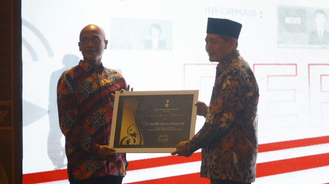 Terbuka Terhadap Pers, Bupati Kediri Terima Penghargaan PWI