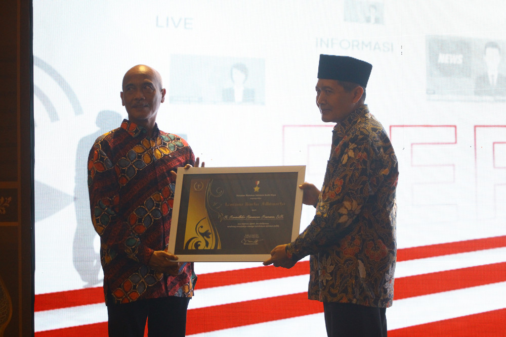 Terbuka Terhadap Pers, Bupati Kediri Terima Penghargaan PWI