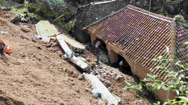 Diguyur Hujan Lama, Tebing Setinggi 10 Meter Desa Gondowido Ngebel Ponorogo Longsor Timpa Satu Rumah, Ini Kades