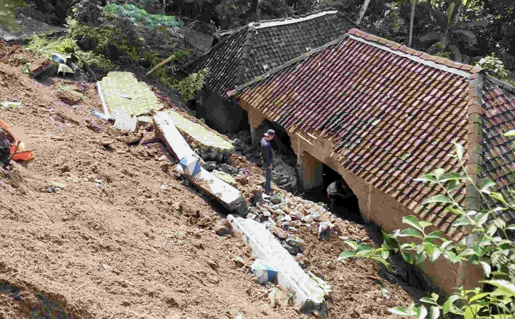 Diguyur Hujan Lama, Tebing Setinggi 10 Meter Desa Gondowido Ngebel Ponorogo Longsor Timpa Satu Rumah, Ini Kades