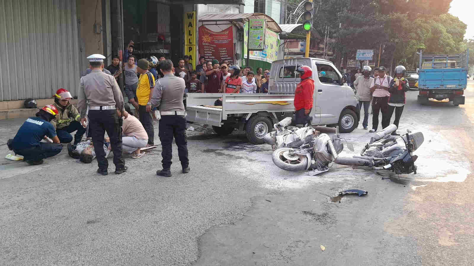 Dua Motor Terbakar usai Laka Lantas di Jalan Mauni Kediri