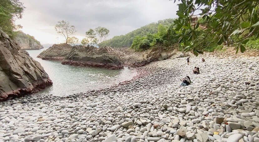 Pesona Keindahan Lembah Watu Pawon Trenggalek, Pantai Unik dengan Karakteristik Bebatuan Menarik hingga Spot Ngadem