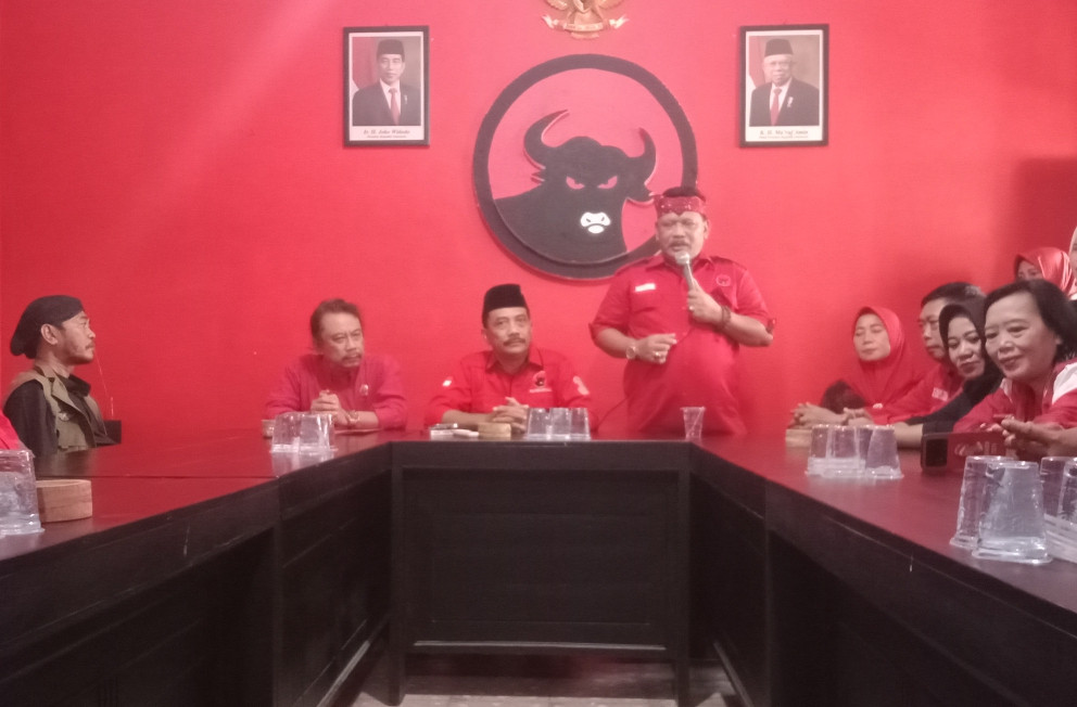 Kembalikan Formulir Pendaftaran Bacabup ke DPC PDI Perjuangan, Marhaen Djumadi Dikawal Emak-emak Srikandi GM