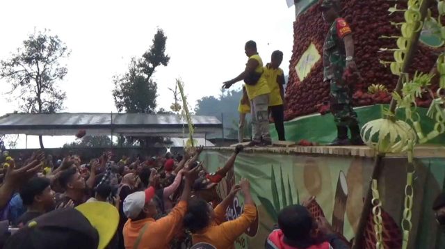 Andum Salak Wonosalam Jombang, Ribuan Warga Berebut 2.024 Kilogram Salak