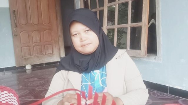 Nuralifah, Ibu Rumah Tangga di Desa Tiudan Tulungagung Sukses Jalankan Usaha Tas Anyaman, Omzet Puluhan Juta Perbulan