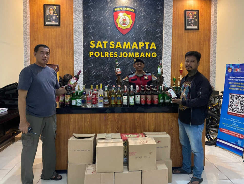 Operasi Cipta Kondisi, Satsamapta Polres Jombang Gerebek Rumah Warga Genukwatu, Amankan Ratusan Botol Miras