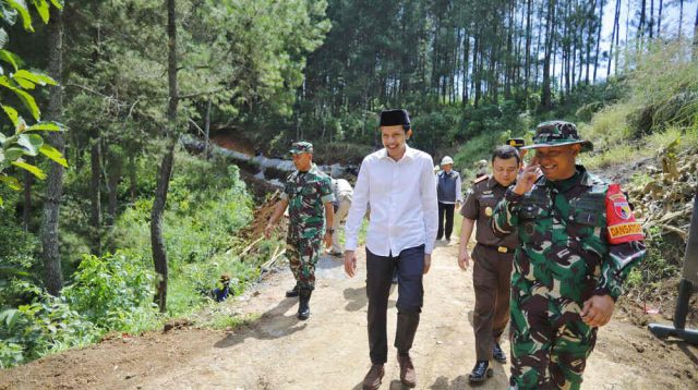 TMMD ke 120 Trenggalek, Perbaiki Jalan Trenggalek – Ponorogo, Mas Syah: TNI Bantu Percepat Laju Pembangunan Daerah