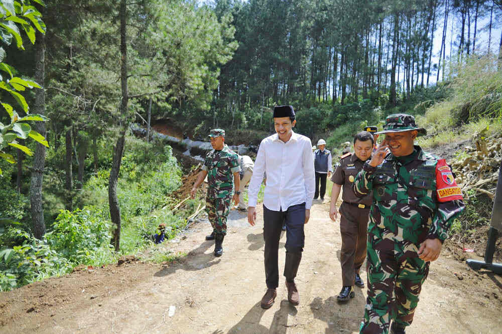 TMMD ke 120 Trenggalek, Perbaiki Jalan Trenggalek – Ponorogo, Mas Syah: TNI Bantu Percepat Laju Pembangunan Daerah