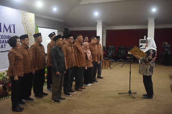 Kukuhkan Pengurus FKUB Kota Kediri Masa Bakti 2024-2029, Pj Walikota Zanariah Ajak Jaga dan Rawat Kerukunan