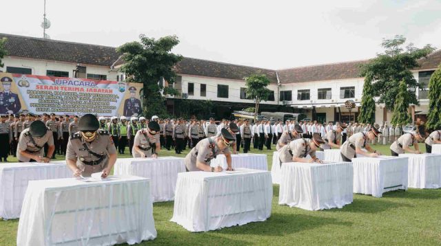 Tingkatkan Produktifitas, Tujuh Kapolsek Jombang Jalani Sertijab