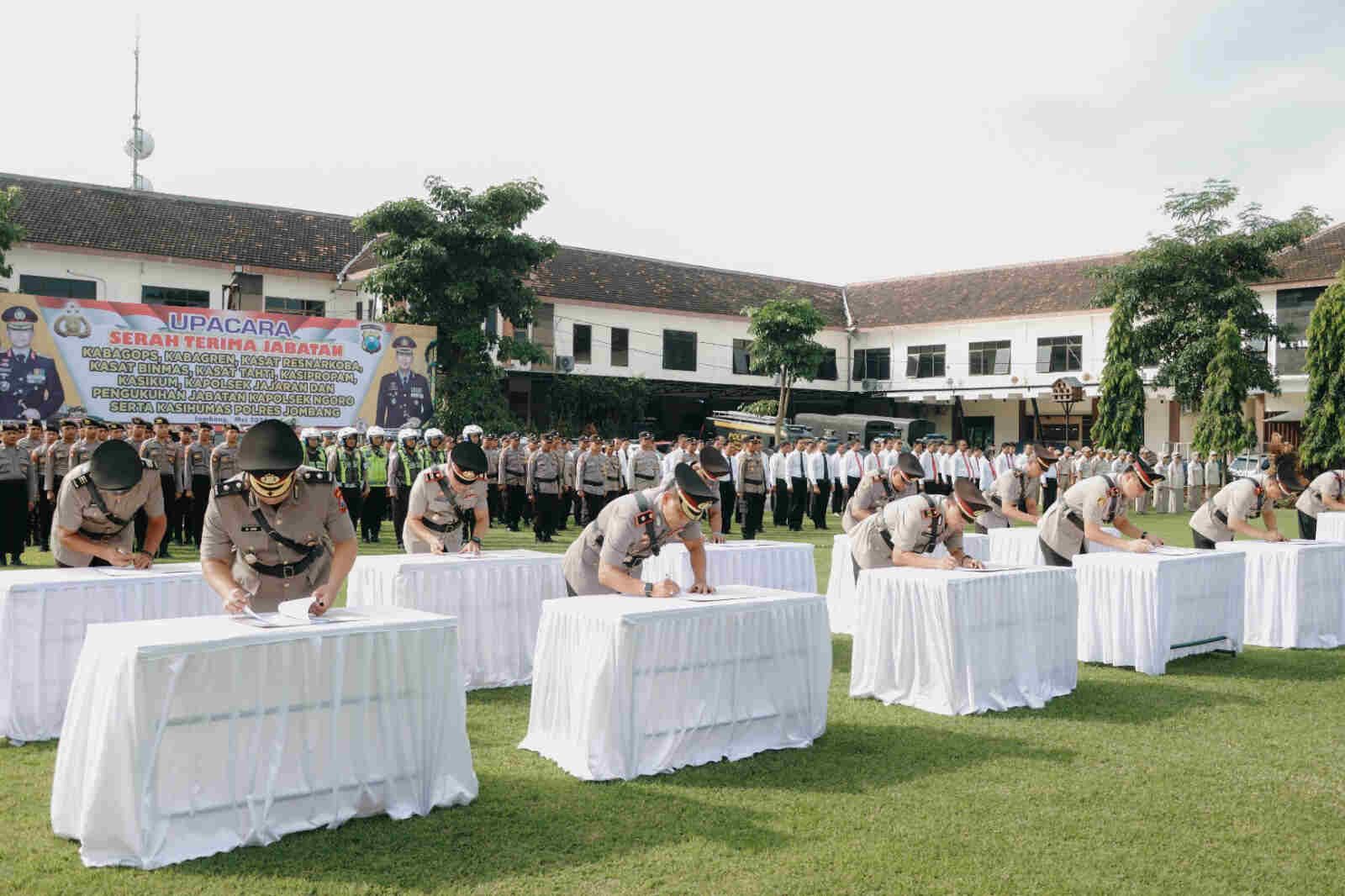 Tingkatkan Produktifitas, Tujuh Kapolsek Jombang Jalani Sertijab