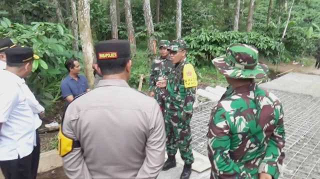 Tinjau TMMD di Lereng Gunung Anjasmoro, Komandan Pusat Teritorial TNI-AD Soroti Pentingnya Akses Jalan