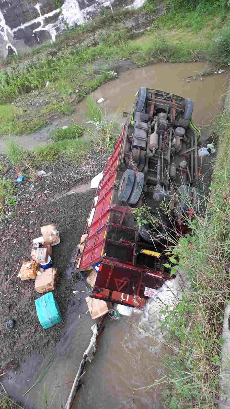 Tak Kuat Menanjak, Truk di Blitar Masuk Jurang 10 Meter