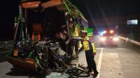 Bus Pariwisata Yang Membawa SMP Seruduk Truk Muat Gerabah di Tol Jomo Jombang, Kernet dan Guru Meninggal