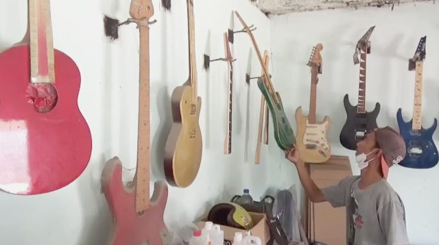 Sukses Jadi Perajin Gitar Elektrik, Muhammad Andik Gunawan Warga Desa Candimulyo Langganan Setting Gitar Artis Tanah Air