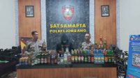 Berantas Peredaran Miras di Jombang, Amankan Ratusan Botol dan Penjual