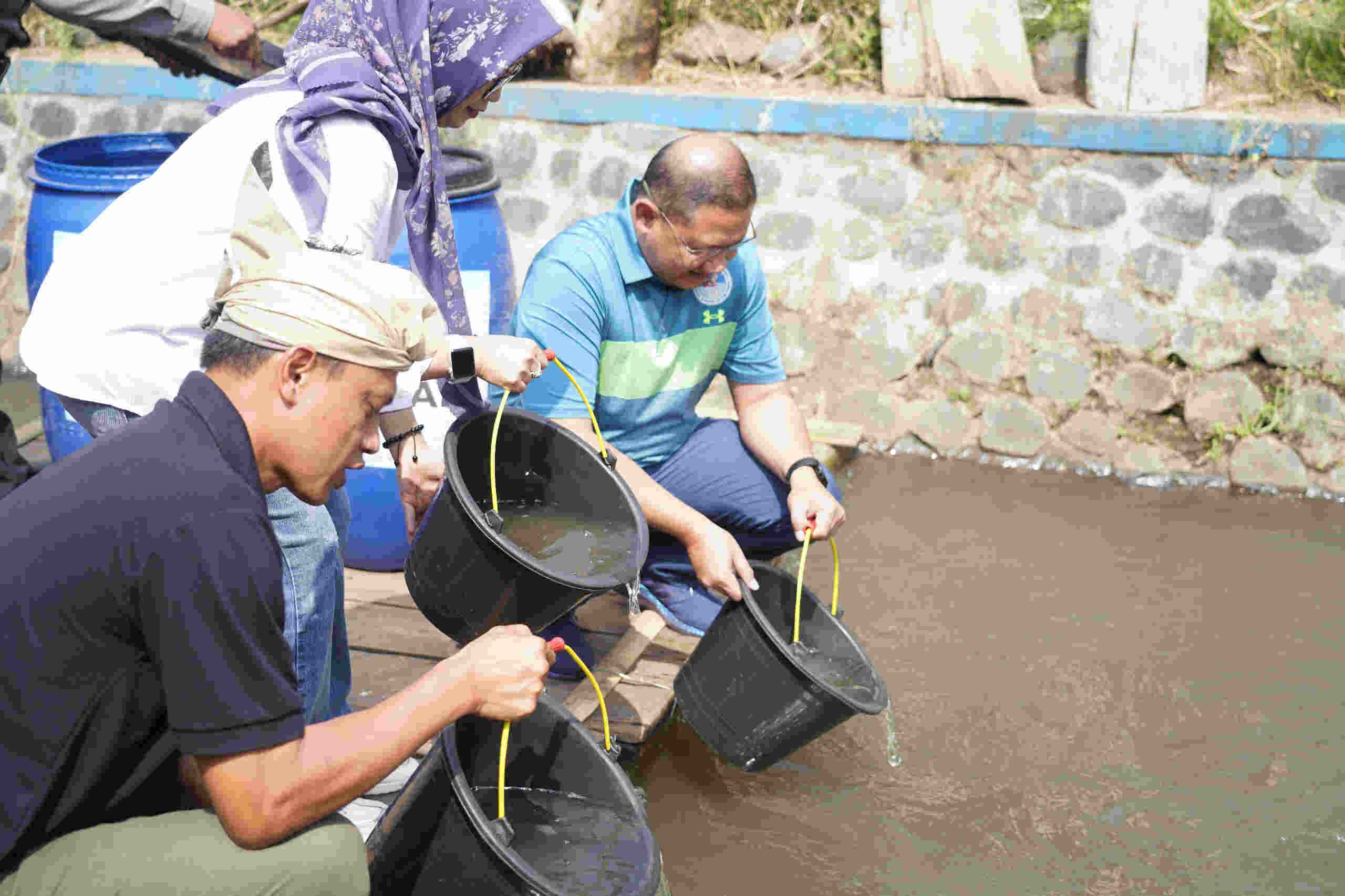 Peringatan Hari Air dan Hari Bumi, Pj Wali Kota Batu Lepas Liarkan 500 Bibit Ikan di Sungai Gedang Klutuk