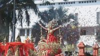 Luar Biasa, Kontingen PT Gudang Garam Tbk. Jadi Primadona Pawai Bunga dan Parade Budaya Surabaya Vaganza 2024