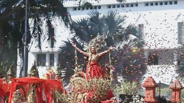 Luar Biasa, Kontingen PT Gudang Garam Tbk. Jadi Primadona Pawai Bunga dan Parade Budaya Surabaya Vaganza 2024
