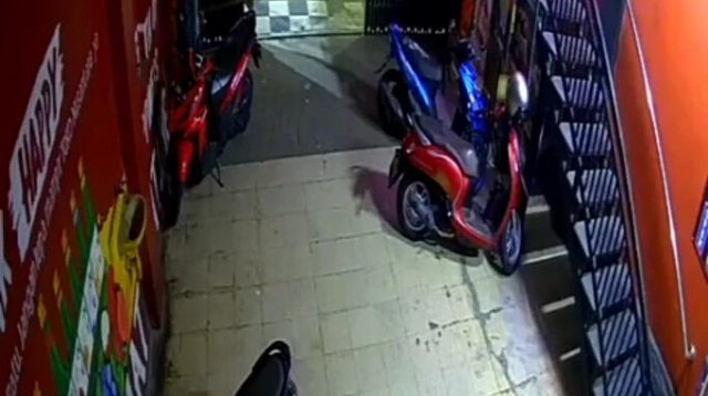 Detik-detik Pelaku Curanmor di Toko Miras Kota Batu Yang Terekam CCTV dan Tidak Asing, Siapa Dia?