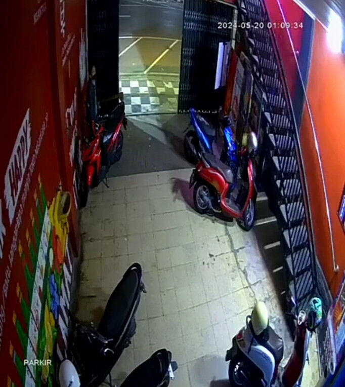 Detik-detik Pelaku Curanmor di Toko Miras Kota Batu Yang Terekam CCTV dan Tidak Asing, Siapa Dia?