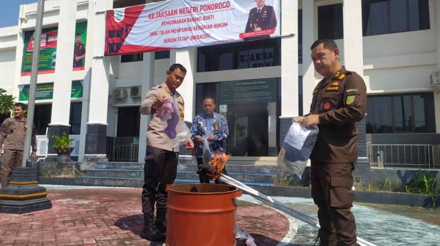Kejaksaan Negeri Ponorogo Musnahkan Ribuan Barang Bukti Tindak Kejahatan, Termasuk Kasus Pencabulan