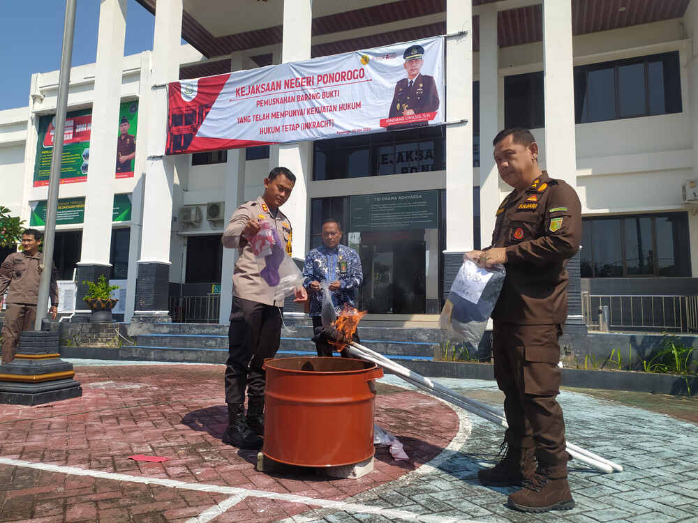 Kejaksaan Negeri Ponorogo Musnahkan Ribuan Barang Bukti Tindak Kejahatan, Termasuk Kasus Pencabulan