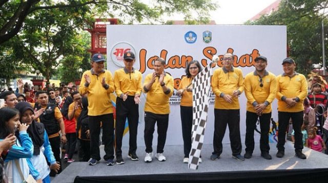Peringati Harkiinas dan Hadiknsa, Pj Wali Kota Kediri Bersama Kepala Dinas Pendidikan Jatim Berangkatkan Jalan Sehat