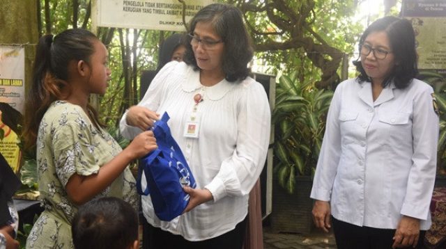 Kampanye Gemarikan, Pj Walikota Zanariah Serahkan PMT Balita Stunting dan Ibu Hamil KEK