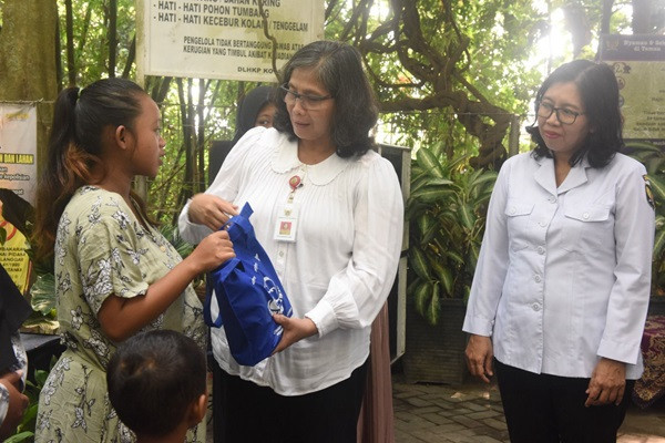 Kampanye Gemarikan, Pj Walikota Zanariah Serahkan PMT Balita Stunting dan Ibu Hamil KEK