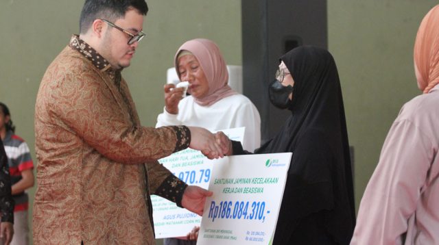 Peringatan May Day, Mas Dhito Serahkan Uang Jaminan Kecelakaan Kerja