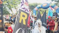 Berpakaian Unik, Ribuan Peserta Ngonthel Bareng Bupati