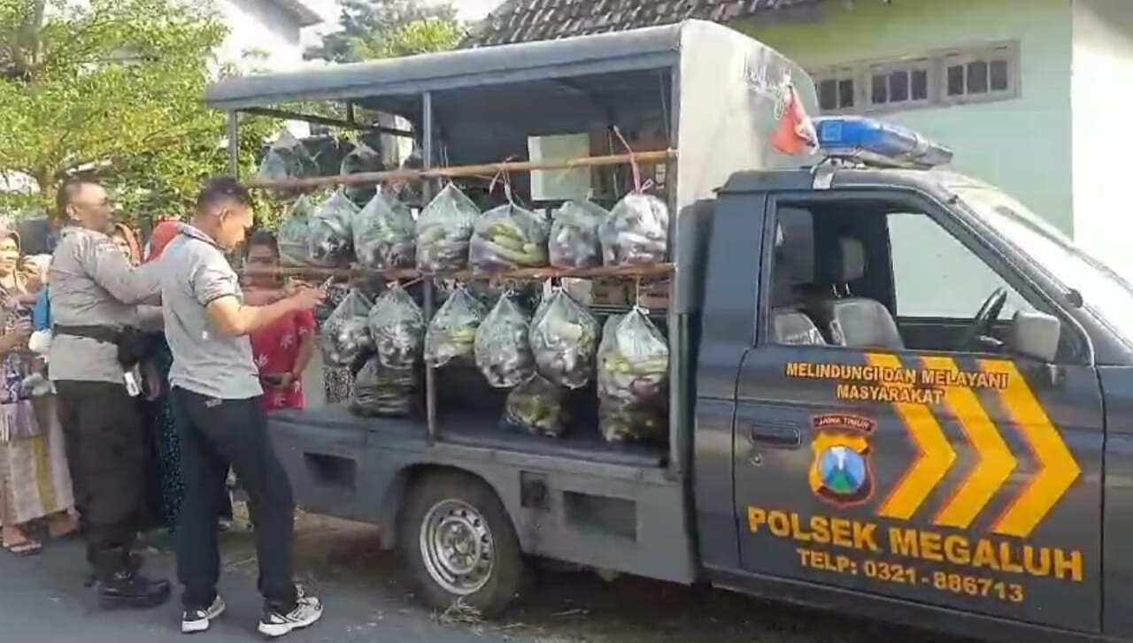 Sayur….!, Gratis…!, Polisi Jadi Tukang Mlijo, Kelilingkan "Dagangan" untuk Jumat Berkah di Kawasan Jombang