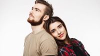 5 Perilaku Yang Menandakan Cowok Sedang Jatuh Hati Padamu, Mereka Bisa Makin Protektif Loh!
