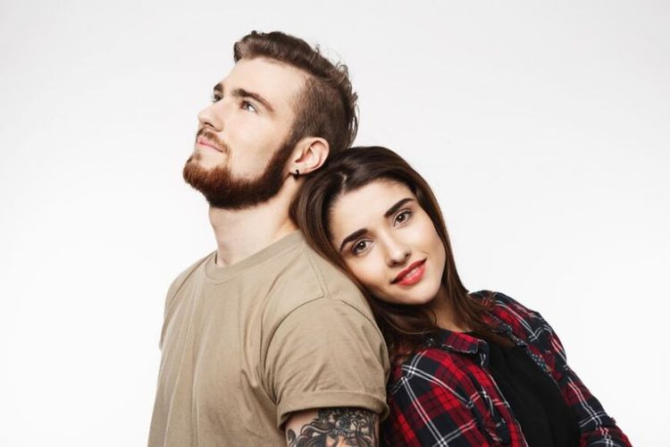 5 Perilaku Yang Menandakan Cowok Sedang Jatuh Hati Padamu, Mereka Bisa Makin Protektif Loh!