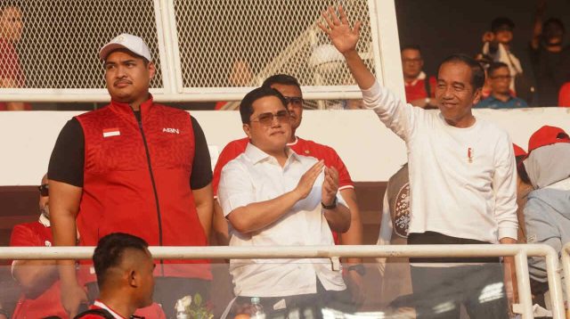 Presiden Ajak Keluarga Tonton Timnas Indonesia Kontra Irak, Tidak Ada Komentar, Hanya Lambaikan Tangan pada Penonton