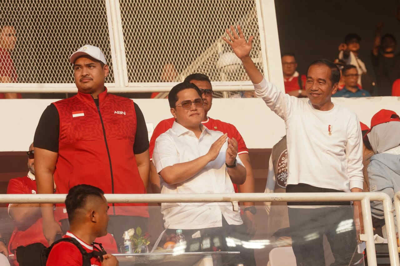 Presiden Ajak Keluarga Tonton Timnas Indonesia Kontra Irak, Tidak Ada Komentar, Hanya Lambaikan Tangan pada Penonton