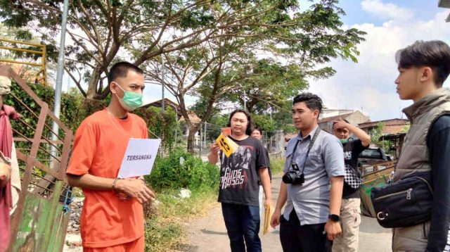 Rekonstruksi Pembunuhan Mahasiswi Malang, Adegan 9 dan 10 Tersangka Melakukan Penusukan